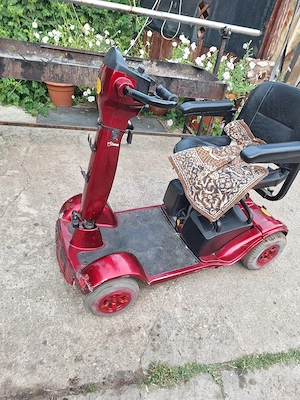 Vând scuter electric de mobilitate cu 4 roți, culoare roșie, potrivit pentru piese sau pentru cine d - imagine 4