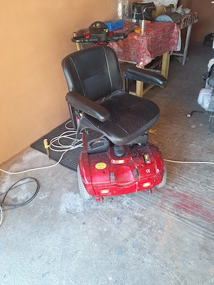 Vând scuter electric de mobilitate cu 4 roți, culoare roșie, potrivit pentru piese sau pentru cine d - imagine 2