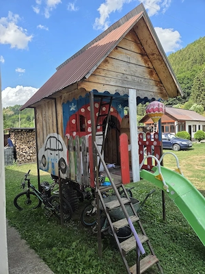 Casuta pentru copii cu tobogan