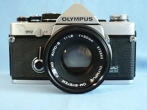 Olympus om-2 cu obiectiv zuiko auto-s 1.8 50, aparat foto film clasic 
