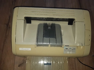 Imprimantă HP LaserJet 1018 funcțională cu toner și cabluri.