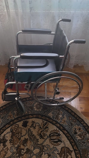 Scaun cu WC   Căruț cu toaletă   stare foarte bună