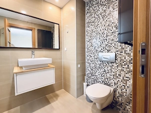 Premium home with reserved parking in Cosmopolis - imagine 9
