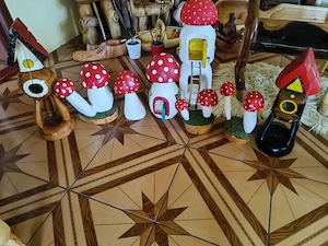 Ciupercute sculptate dintr-o singură bucată lemn masiv de vânzare.