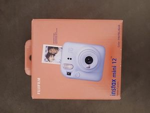 Vand aparat foto nou Fuji Film instax mini 12.