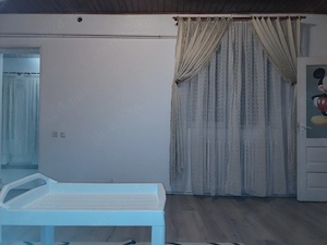 De inchiriat apartament 3 camere la curte plus dependinte. - imagine 3