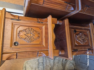 Mobila din lemn masiv sculptat