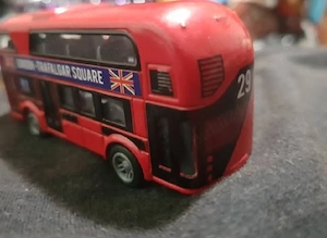 30 Lei. Nou. Autobuzul Londonez. Metalic.Valabil in Iaș