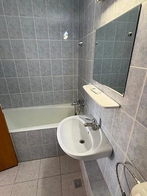 Apartament de închiriat   prima închiriere, bloc proaspăt reabilitat, luminos, v - imagine 6