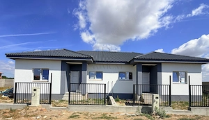 Duplex pe plan - asfalt - canalizare - personalizare interioara