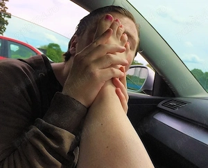 Caut doamna pt adorarea picioarelor si facesitting imbracata indiferent varsta sau aspectul fizic!