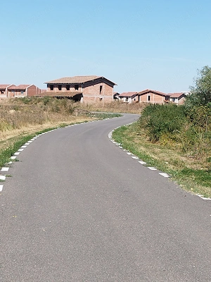 Vând parcela intravilan 600mp pentru locuințe (duplex) Săcălaz in spate la Primavera  - imagine 2