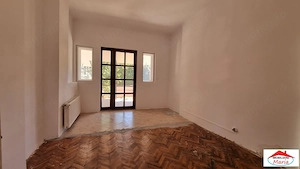 Casa in zona centrala parter si subsol cu acces auto - imagine 8