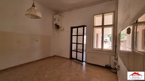Casa in zona centrala parter si subsol cu acces auto - imagine 7