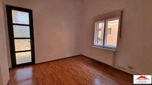 Casa in zona centrala parter si subsol cu acces auto - imagine 17