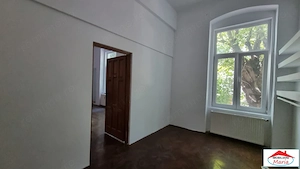 Casa in zona centrala parter si subsol cu acces auto - imagine 11