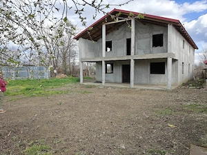 Casa cu teren de vanzare