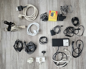 Lot cabluri, adaptoare, prelungitoare, alimentatoare și accesorii electrice electronice