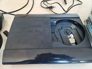 Pachet Consolă PlayStation 3 Super Slim 500GB + Manetă Originală + Căști Wireless Sony + 8 Jocuri