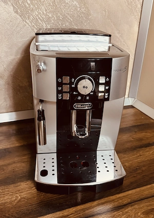   Vând espressor automat De Longhi Magnifica S