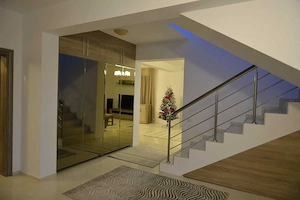 Vil #259; de lux cu 4 camere, 3 dormitoare cu b #259;i proprii  #537;i curte privat #259; – l #226;n