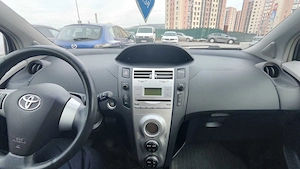 Vând Toyota Yaris 1,3 benzină  - imagine 4