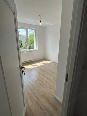 Se oferă spre vânzare apartament 2 camere decomandat, etaj 3 4 , vedere bilaterală a blocului,noxa - imagine 5
