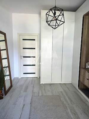Apartament exclusivist în vilă | Vedere frontală la lac, curte proprie și ponton - imagine 6