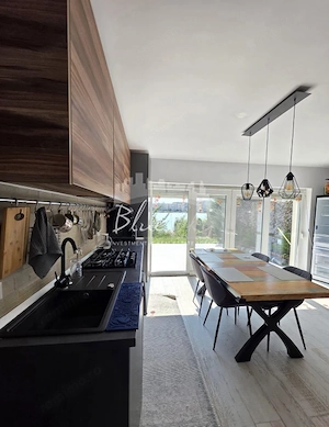 Apartament exclusivist în vilă | Vedere frontală la lac, curte proprie și ponton - imagine 2