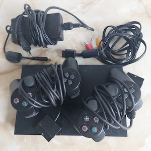 [PS2] Vând consolă PlayStation 2 (slim) + cabluri + 2 manete [poză reală]