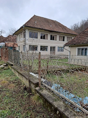 Vând casă la sat liniştit,comuna Halmagiu 