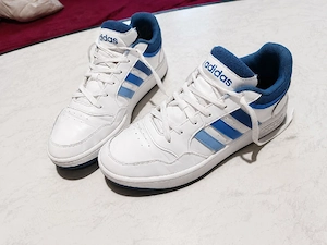 vând o pereche de adidas albi cu albastru deschis 