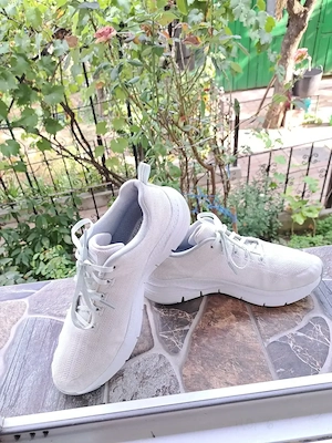 Adidași skerchers damă Archfit (39)