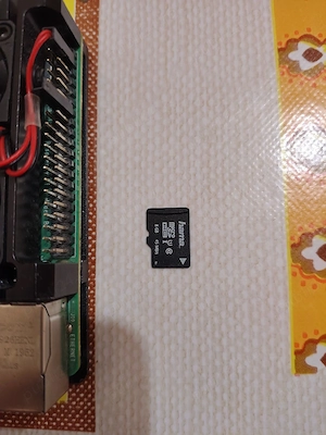 Raspberry Pi 4 Model B - 4 GB RAM + Card microSD 8GB + Carcasa metalica cu racire