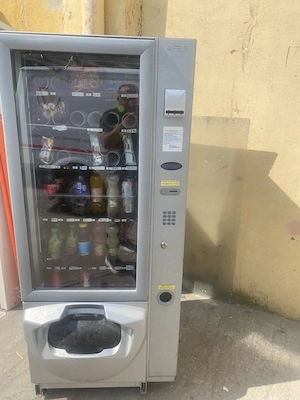 Vanzare automat bauturi si snacks stare foarte buna 
