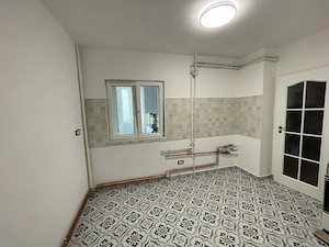 Ofer spre inchiriere apartament renovat, zona Perla, ideal pentru studenti sau pentru firme - imagine 5