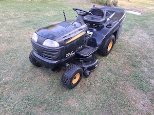 Tractoras de tuns gazon.