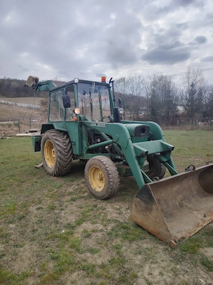 Buldoexcavator John Deere 