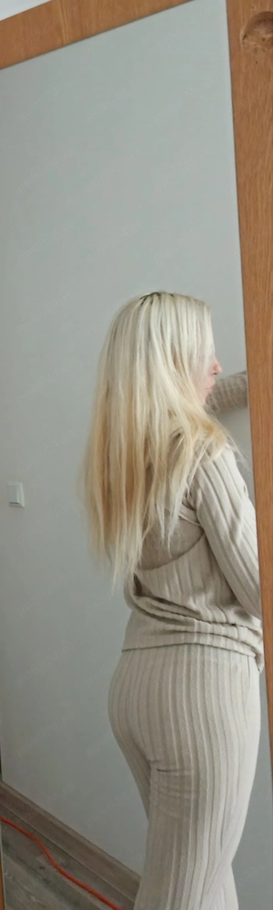 Blonda slim calmă 