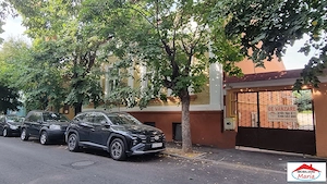 Casa in zona centrala parter si subsol cu acces auto