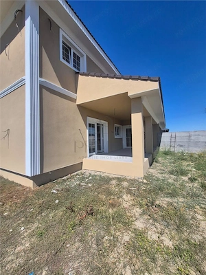 Casa individuala - despartita prin terasa - 4 benzi - zona excelenta - toate utilitatile - imagine 11