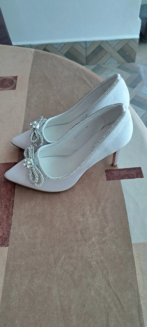 Pantofi noi marimea 38