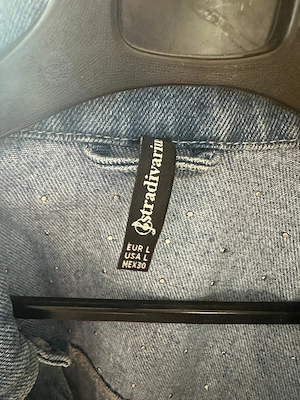 Geacă damă din blug Stradivarius cu aplicații de perle și ținte, rupturi decorative   Mărimea L
