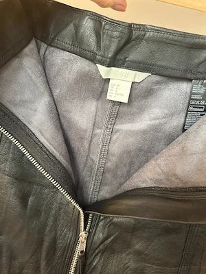 Fustă scurtă damă H&M din piele ecologică neagră cu fermoar dublu frontal   Mărimea 38 (M)