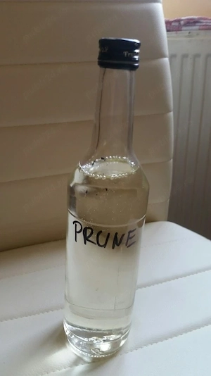 Vând țuică de prună.