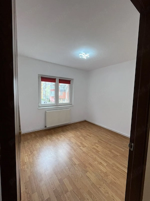 Ap.4 camere-deosebit, 2 băi, 2 balcoane mari, et.1,zona liniștită, cu  acces la școli,magazine - imagine 5