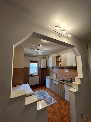 Ap.4 camere-deosebit, 2 băi, 2 balcoane mari, et.1,zona liniștită, cu  acces la școli,magazine - imagine 6