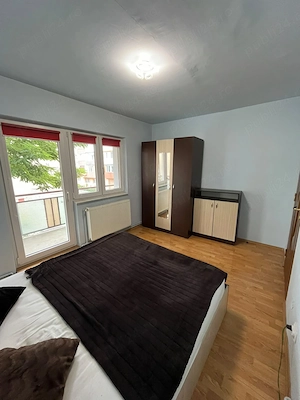 Ap.4 camere-deosebit, 2 băi, 2 balcoane mari, et.1,zona liniștită, cu  acces la școli,magazine - imagine 3
