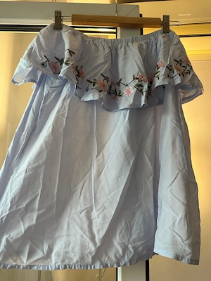 Bluză damă Mohito bleu ciel cu umerii goi (Off-shoulder) și volan cu broderie florală   Mărimea [M]