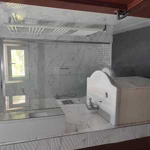 Închiriez apartament cu 2 camere 
